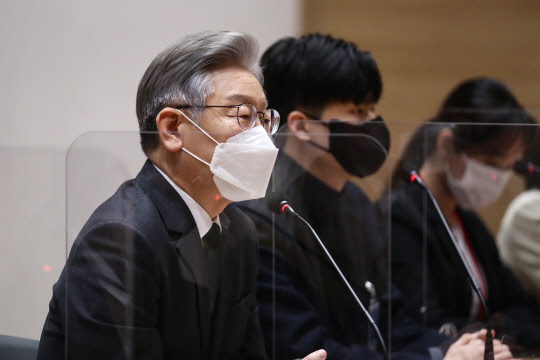 더불어민주당 이재명 대선 후보가 17일 오후 국회 의원회관에서 열린 서울권 대학언론연합회 20대 대선후보 초청 간담회에서 인사말을 하고 있다.    [국회사진기자단]